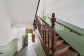 Treppenhaus_1 - Altbaucharme im Leipziger Osten: Vermietete 2-Zimmer-Wohnung im Denkmalobjekt