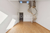 Wohnbereich mit Wendeltreppe - Bezugsfreie 2-Zimmer-Maisonette in Leipzig-Anger-Crottendorf